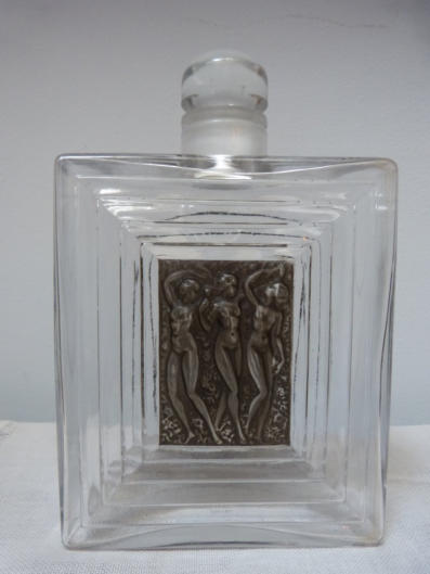 René Lalique flacon en cristal décor en relief patiné