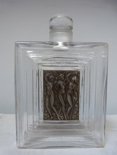 René Lalique flacon en cristal décor en relief patiné